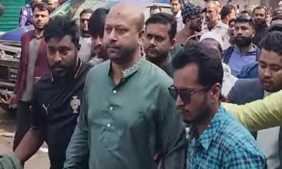 সামনে ফুয়াদ, পেছনে বিএনপি নেতাকর্মীদের স্লোগান ‘ফুয়াদের দুই গালে জুতা মারো তালে তালে’