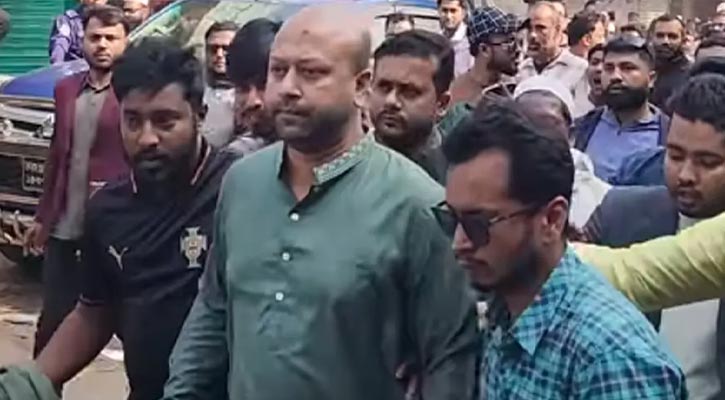 সামনে ফুয়াদ, পেছনে বিএনপি নেতাকর্মীদের স্লোগান ‘ফুয়াদের দুই গালে জুতা মারো তালে তালে’