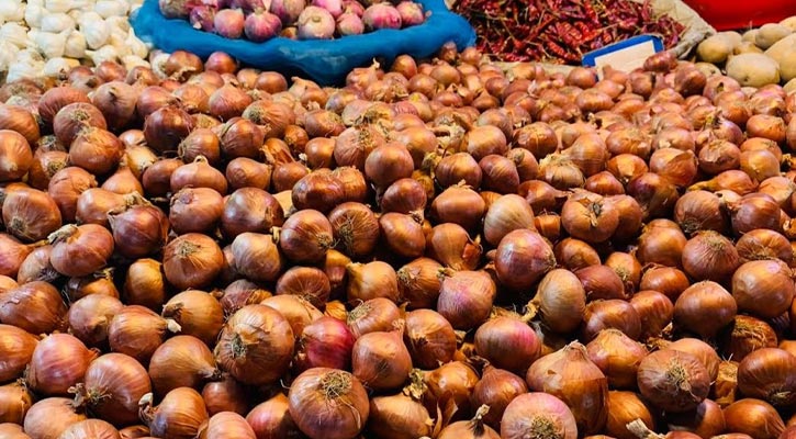আমদানির খবরে একদিনেই পেঁয়াজের দাম কমেছে ৪০ টাকা